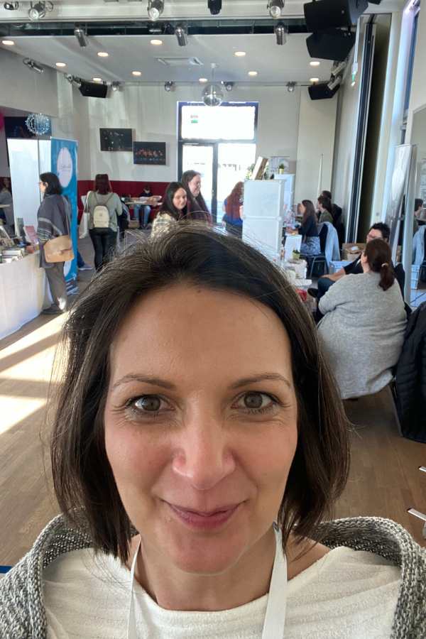 Autorin auf ihrer ersten Buchmesse