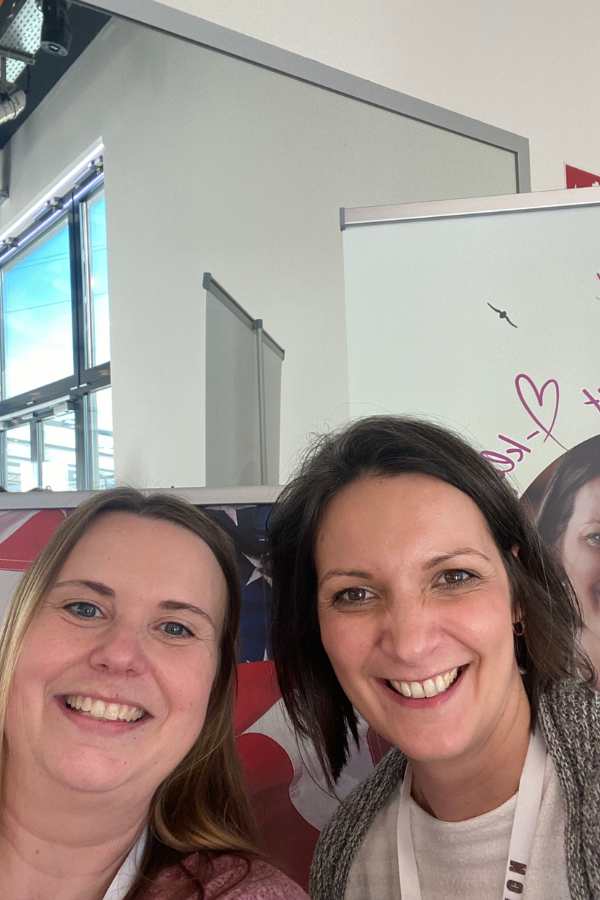 Zwei Autorinnen auf ihrer ersten Buchmesse