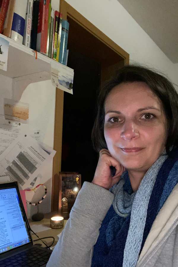 Autorin am Schreibtisch