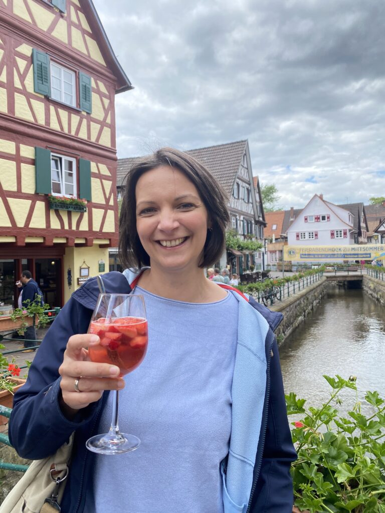 Erdbeerfest Autorin mit Bowle